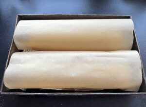 Makowce w cieście kruchym ułożone w foremce przed pieczeniem.