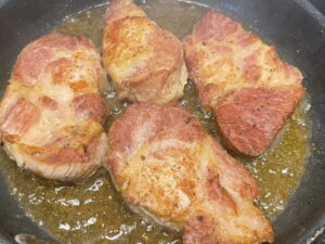 pyszna karkówka w ketchupie obsmażanie mięsa na patelni