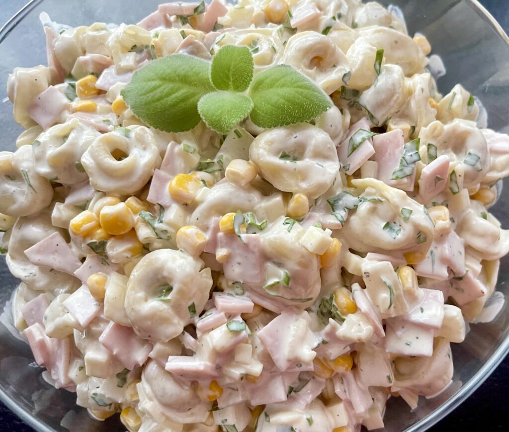 Sałatka tortellini z ananasem