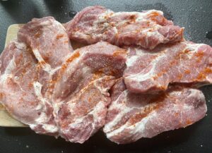 przepis na karkówkę w ketchupie przygotowanie mięsa w plastrach