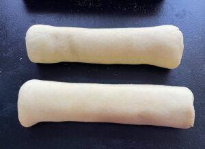 Dwa makowce przygotowane do pieczenia w kruchym cieście.