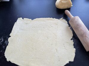 Rozwałkowane kruche ciasto na roladę makową w kruchym cieście.