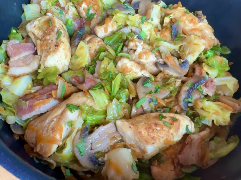 Kurczak na pierzynce z młodej kapusty