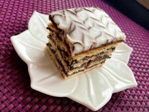 Warstwowe ciasto z makiem