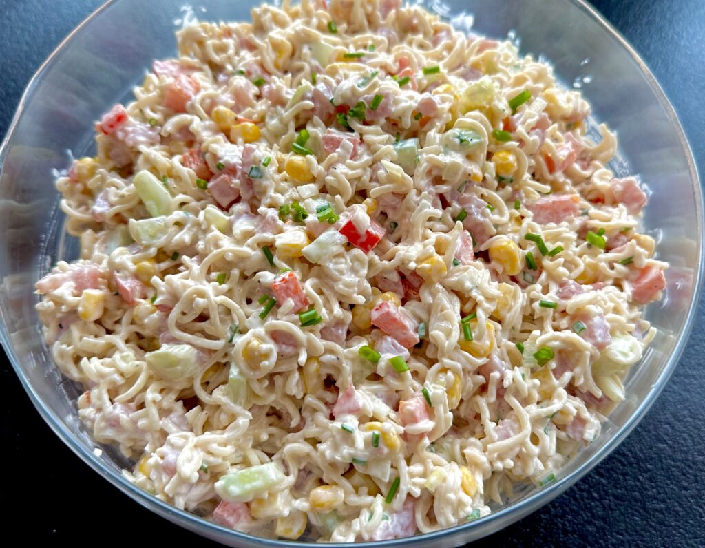 Sałatka z zupek chińskich z szynką