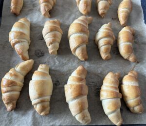 Świeżo upieczone złociste rogaliki