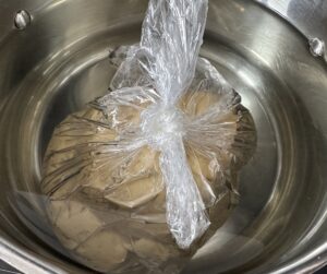 Woreczek z ciastem zanurzony w zimnej wodzie