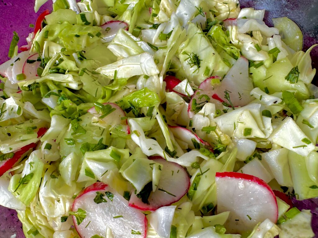 Sałatka grillowa z młodej kapusty