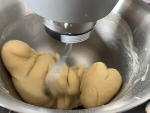 Wyrabianie ciasta drożdżowego na rogaliki