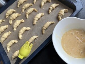 Smarowanie rogalików jajkiem przed pieczeniem