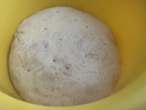 Składniki na rozczyn drożdżowy w miseczce