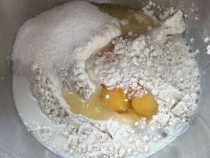 Składniki na ciasto drożdżowe w misce