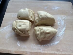 Ciasto podzielone na cztery porcje