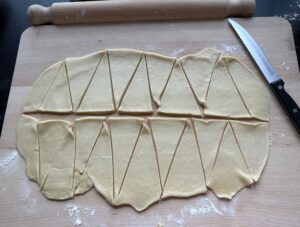 Rozwałkowane ciasto pokrojone na trójkąty