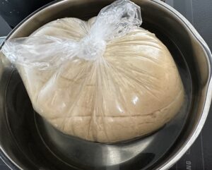 Wyrośnięte ciasto wypłynięte na powierzchnię wody