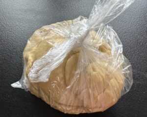 Kuliste ciasto w woreczku przed wyrastaniem