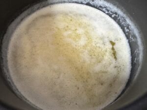 Masło rozpuszczane w garnuszku do ciasta drożdżowego