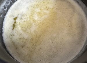 Roztopione masło z mlekiem