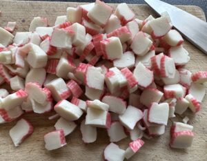 paluszki surimi przygotowane do sałatki