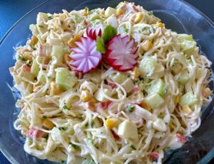 Sałatka z paluszkami krabowymi