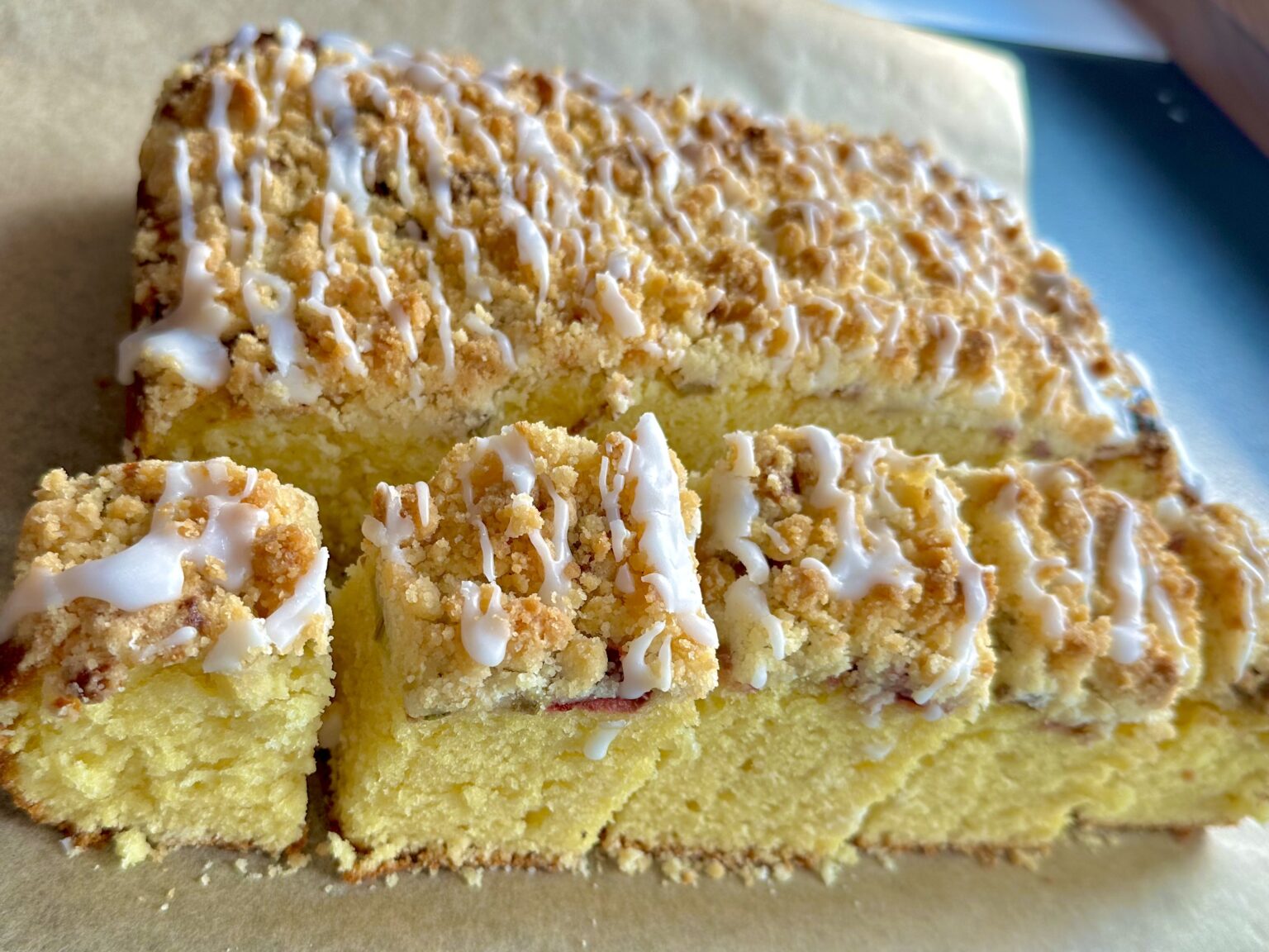 Najprostsze ciasto na maślance z rabarbarem i kruszonką - C8C34342 F668 433B 802F C63E800625C0