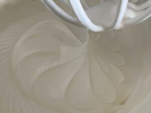 Torcik jagodowy bez pieczenia - DBC2F82D 05A4 4ACE 95A9 7B4389220A68 scaled e1690108545551