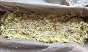 Pasztet z jajkiem w keksówce przygotowany do pieczenia