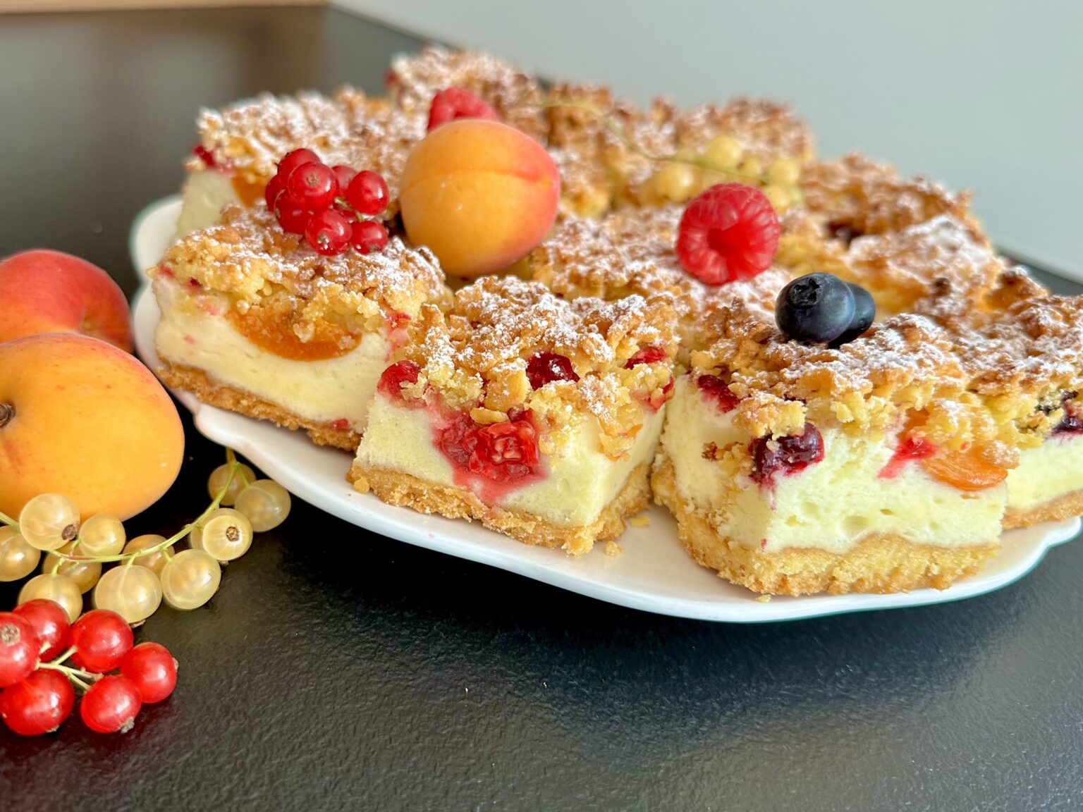 ciasto z sezonowymi owocami