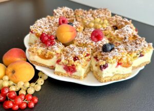 ciasto z sezonowymi owocami