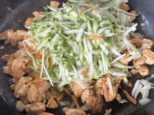 Kurczak w kremowym sosie z cukinią, świetny do ryżu! - 17977C1C 33B6 4FE8 ADA3 5704FA414FBB