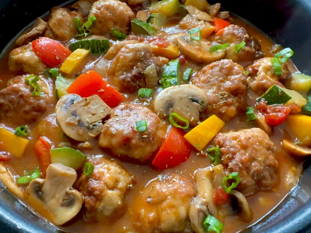 Kociołek węgierski z pulpetami