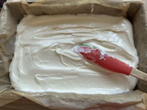 Rozprowadzanie pianki budyniowej na spodzie ciasta