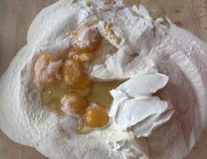 Przygotowanie kruchego ciasta z dodatkiem żółtek i śmietany