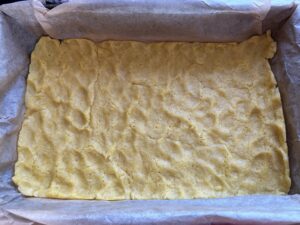 Spód z kruchego ciasta przygotowany pod ciasto z sezonowymi owocami