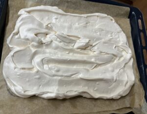 Fantazja - ciasto z bezą, jagodami i kremem grysikowym - 3FF9A021 D815 4DE8 A3BB 64EAC8DCFB0A