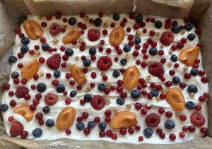 Owoce ułożone na cieście