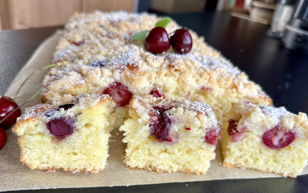 Maślankowiec z wiśniami