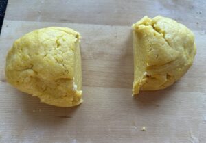 Podział kruchego ciasta na dwie części do dalszego etapu przepisu