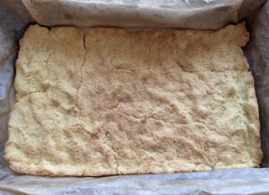 Podpieczony spód kruchego ciasta przed nałożeniem masy