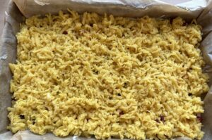 Kruszonka z kruchego ciasta na wierzchu wypieku