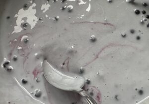 Torcik jagodowy bez pieczenia - BCAF7702 EB10 492C AA19 02EC8826D162 scaled e1690108357114