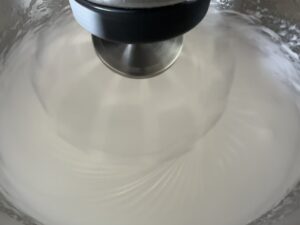 Ubijanie białek na puszystą pianę do ciasta z owocami