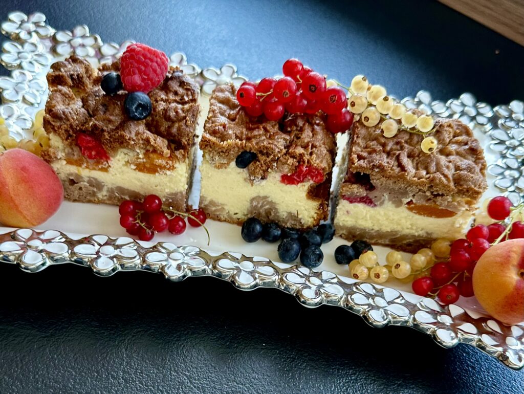 Sernik królewski z owocami