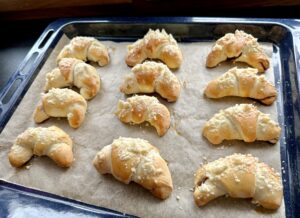 Rogaliki z jagodami i kruszonką