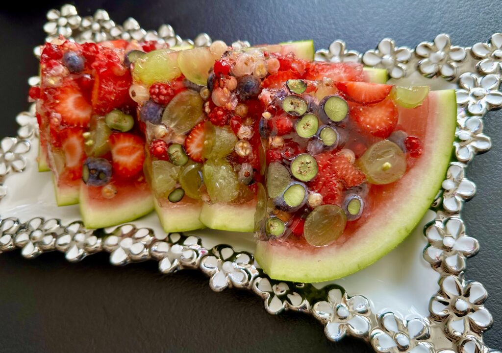 Arbuz z owocami w galaretce – pyszny deser!