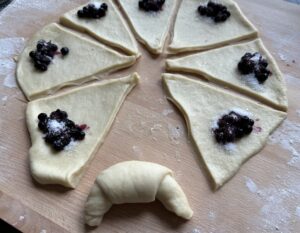 Ciasto z nadzieniem na rogaliki jagodowe