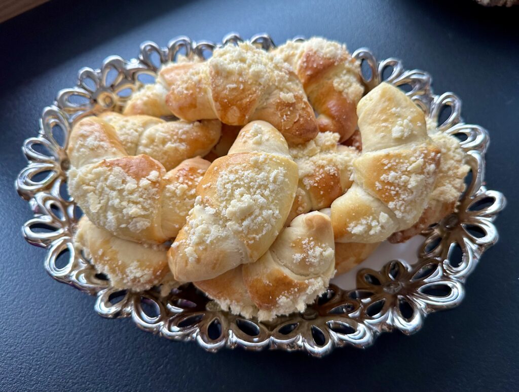 rogaliki z jagodami i kruszonką