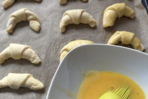 Rogaliki smarowane jajkiem przed pieczeniem