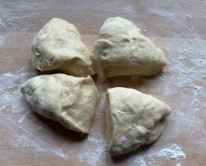 Ciasto na rogaliki podzielone na 4 części