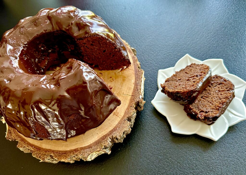 Wilgotna babka kakaowa na żółtkach